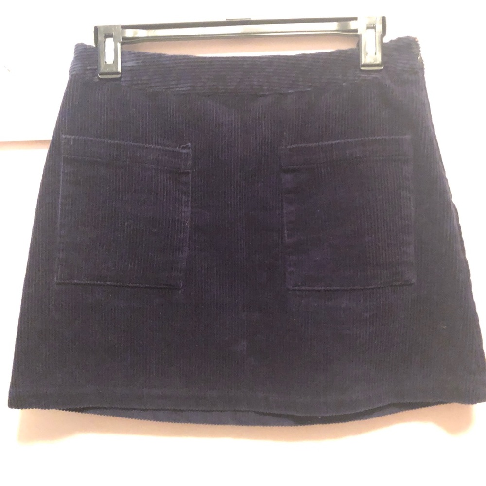 Like new Forever 21 corduroy navy blue mini skirt. Super cute! 15 inch seam.